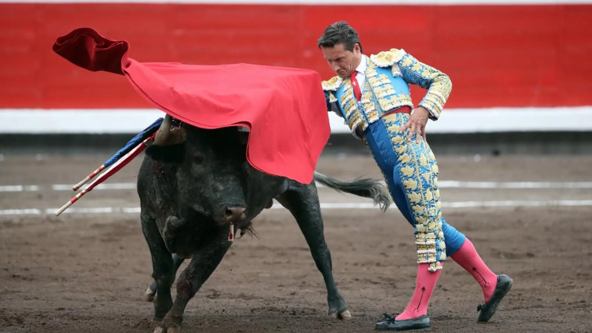 El matador Diego Urdiales realiza un pase de pecho a su segundo toro