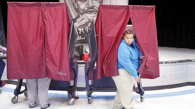 Ronique Slack sale de un centro de votación en el Colegio Martin Luther King, en Nueva Orleans, ayer