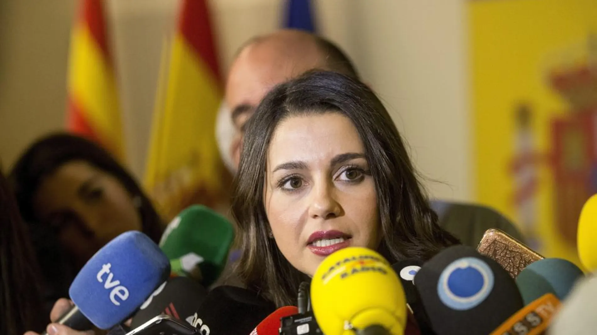 La líder de Ciutadans en Cataluña, Inés Arrimadas, atiende a los medios tras su reunión con la vicepresidenta del Gobierno.