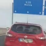 Instantánea del Nissan rojo que puso en peligro a varios coches en la A-30 de Murcia