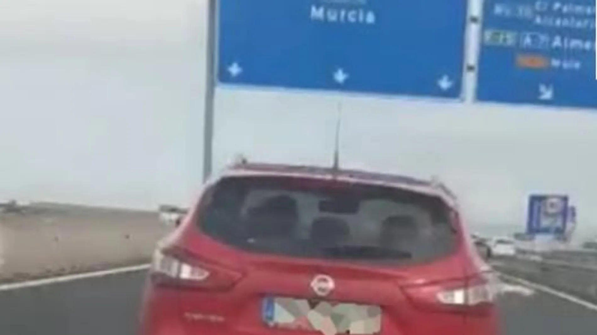 Instantánea del Nissan rojo que puso en peligro a varios coches en la A-30 de Murcia