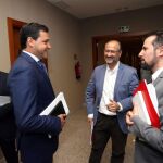 De la Hoz (PP), Fuentes (Cs) y Tudanca (PSOE) charlan animdamente antes de la Junta de Portavoces en presencia de leonesista Luis Mariano Santos / Miriam Chacón/Ical