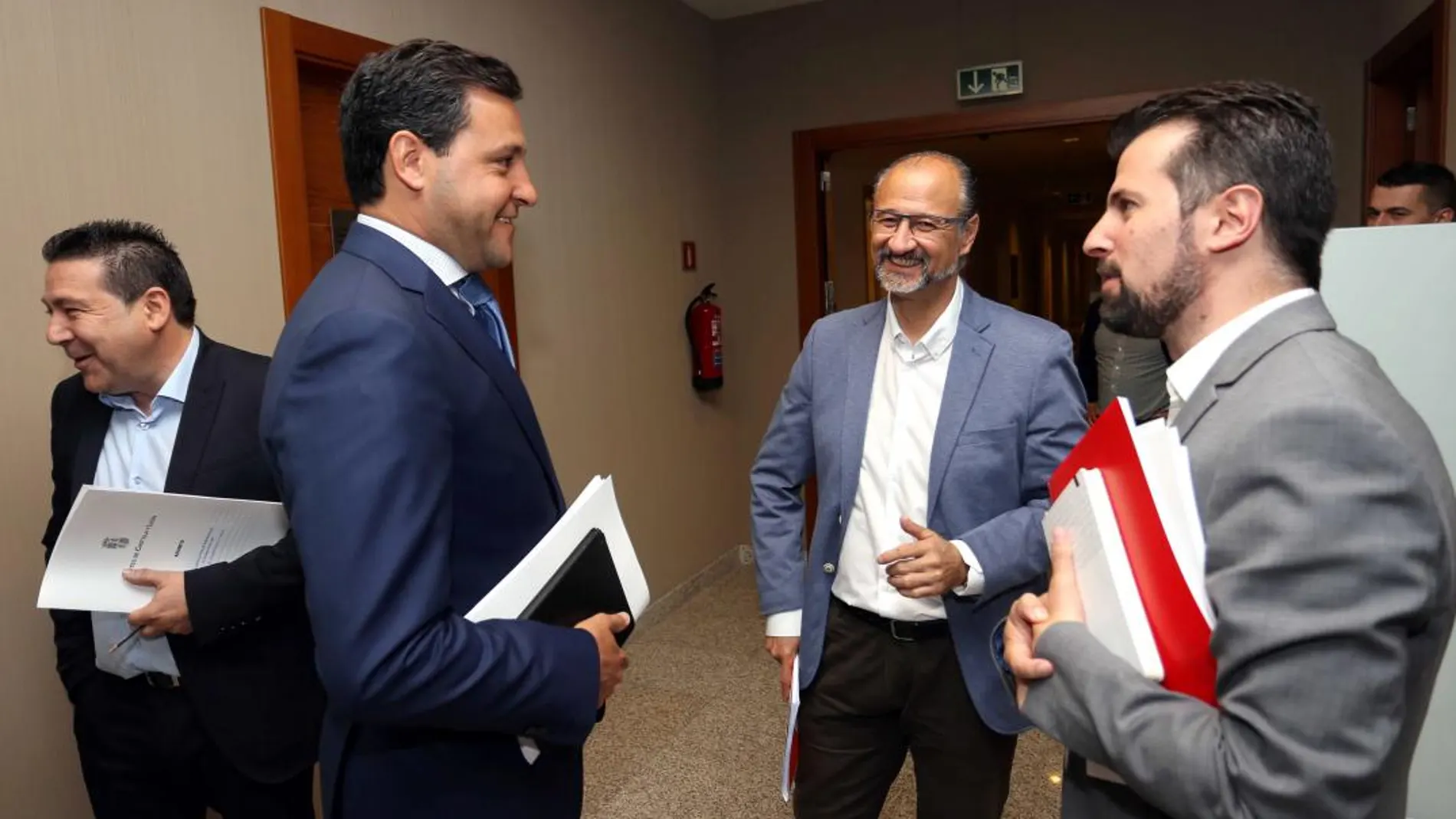De la Hoz (PP), Fuentes (Cs) y Tudanca (PSOE) charlan animdamente antes de la Junta de Portavoces en presencia de leonesista Luis Mariano Santos / Miriam Chacón/Ical