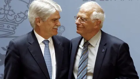 El ministro de Asuntos Exteriores Josep Borrell, recibe su cartera de manos del exministro de Alfonso Dastis. EFE/JP Gandul