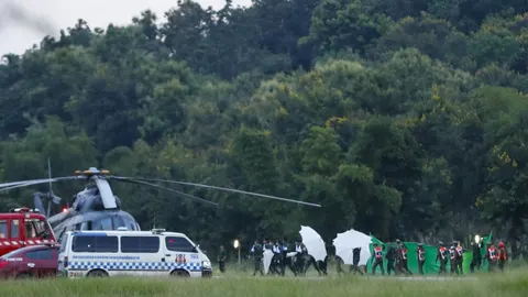 Equipos de emergencia trasladan a uno de los rescatados a bordo de un helicóptero / Foto: Ap