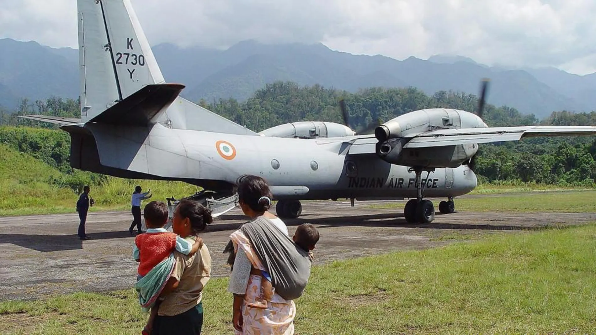 Fotografía de archivo con fecha del 22 de agosto de 2003 muestra un avión militar Antonov An-32 de las Fuerzas Aéreas de la India