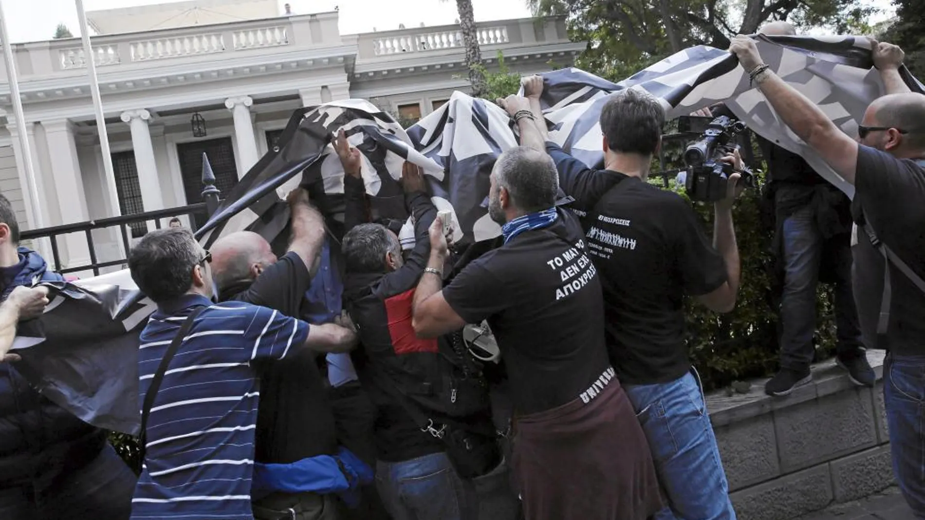 Protesta de trabajadores de diferentes televisiones frente a la residencia del primer ministro, en Atenas