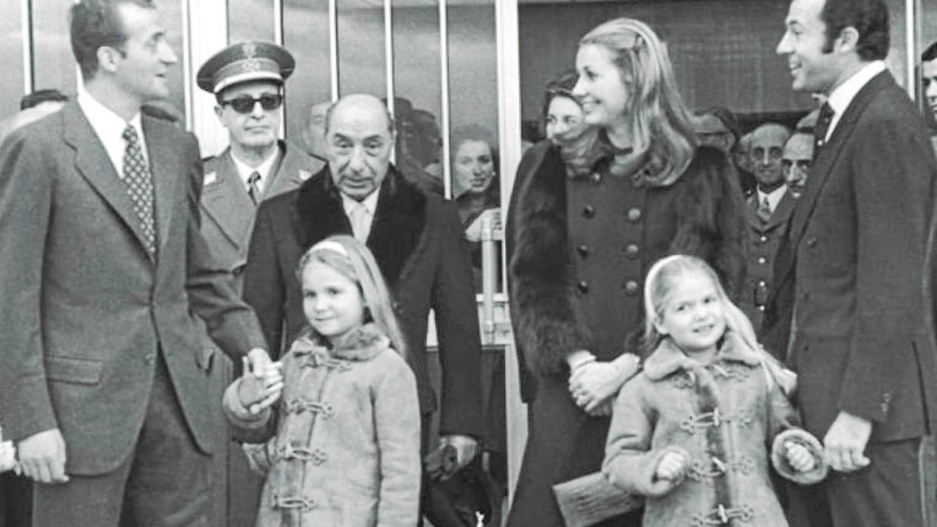 Imagen de archivo en la que Juan Carlos I, cogido de la mano de la Infanta Elena, conversa con el matrimonio Martínez-Bordiu, junto a su hija Carmen, duquesa de Franco