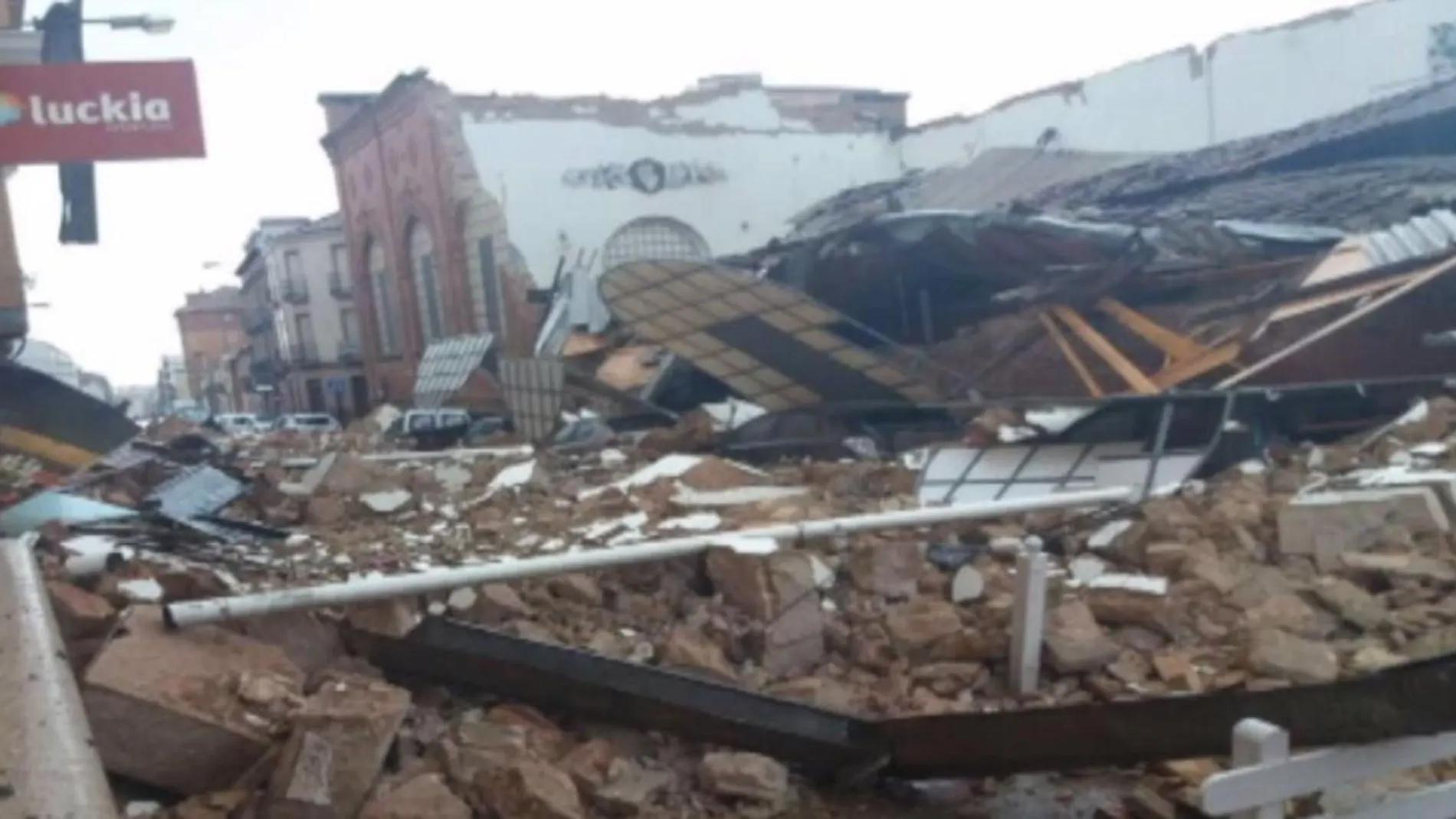 El temporal ha destrozado el mercado/Allas