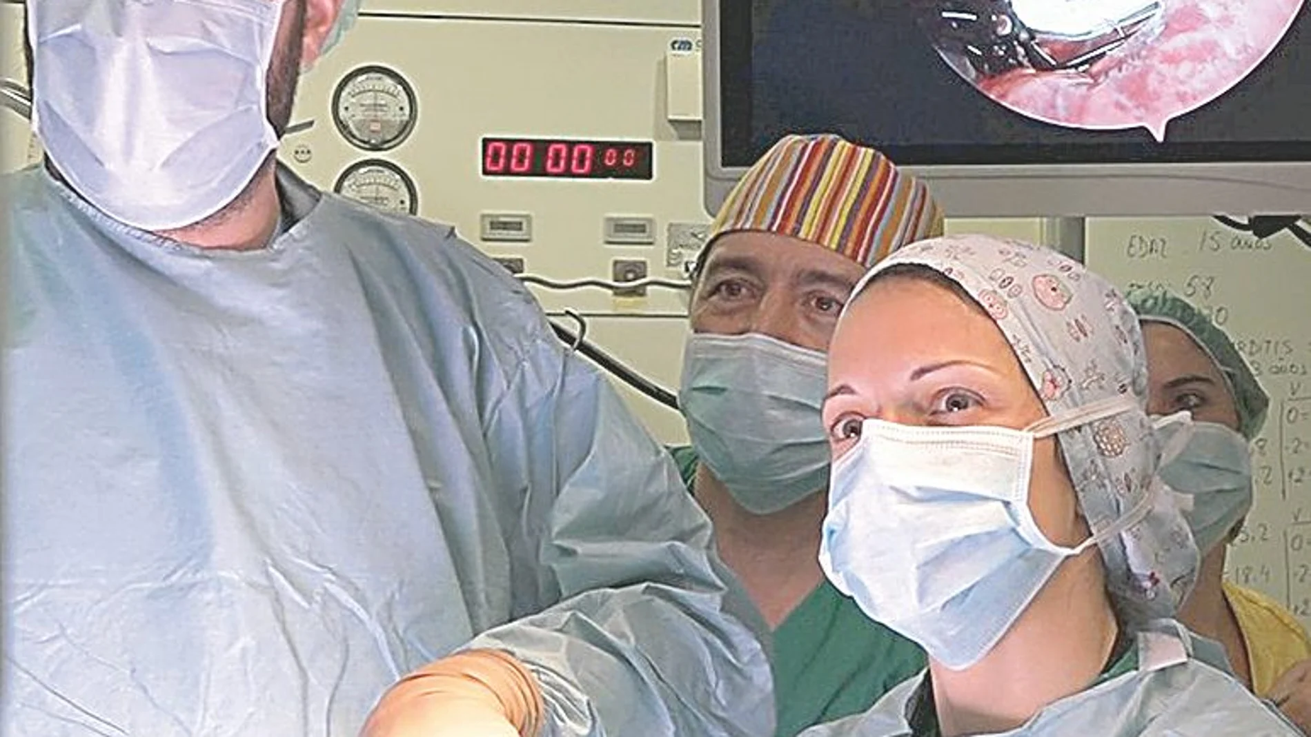 Parte del equipo de cirugía del hospital madrileño que intervino en la operación