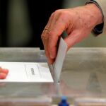 Un hombre ejerce su derecho al voto este domingo en una mesa del colegio electoral del Colegio Nuestra Señora del Pilar de Madrid
