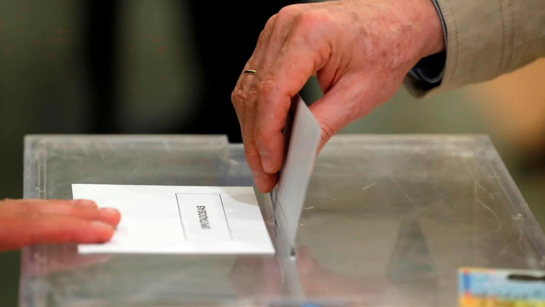 Un hombre ejerce su derecho al voto este domingo en una mesa del colegio electoral del Colegio Nuestra Señora del Pilar de Madrid