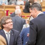 García Albiol y Puigdemont, durante la sesión plenaria del pasado miércoles en el Parlament de Cataluña.