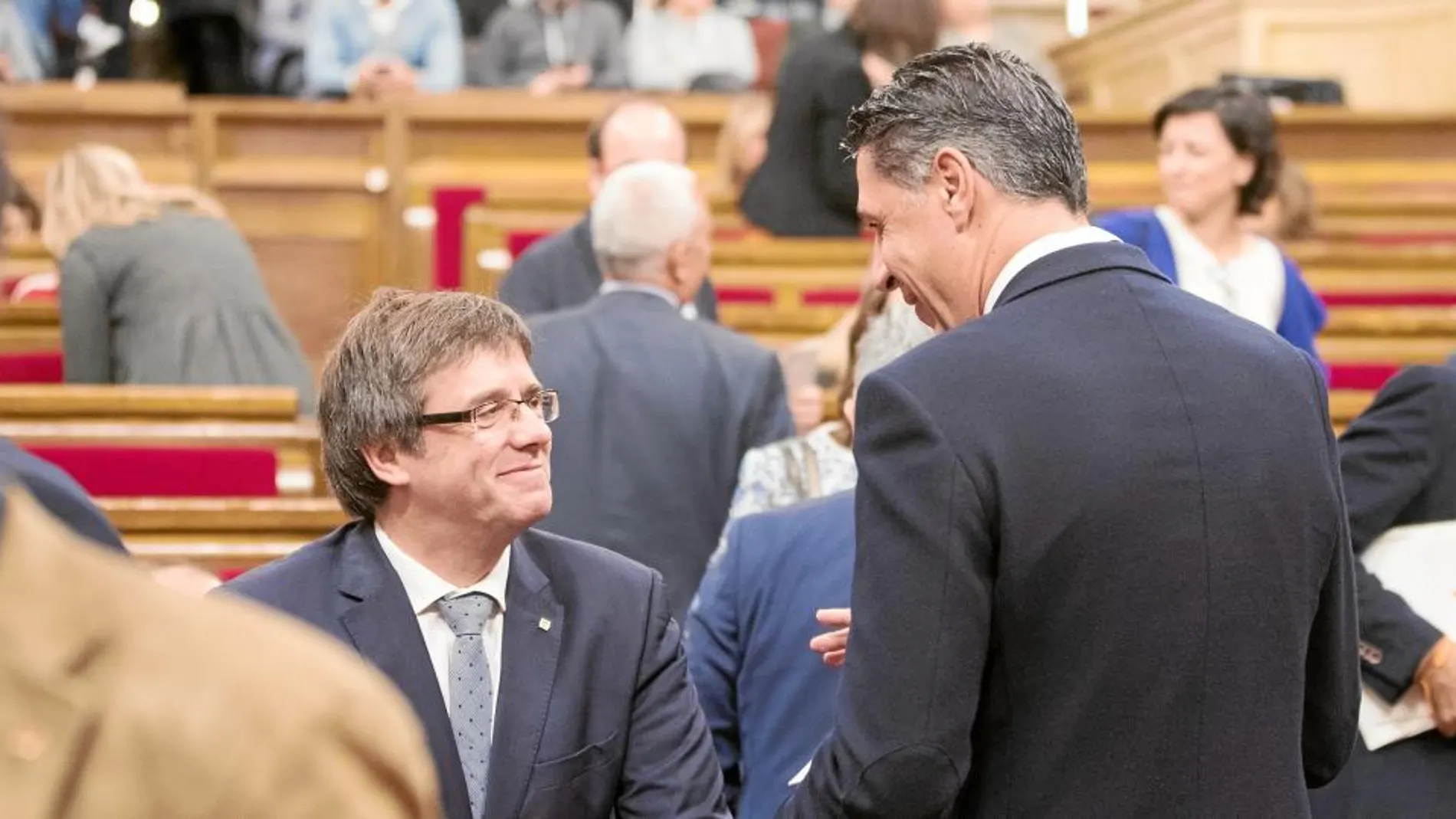 García Albiol y Puigdemont, durante la sesión plenaria del pasado miércoles en el Parlament de Cataluña.