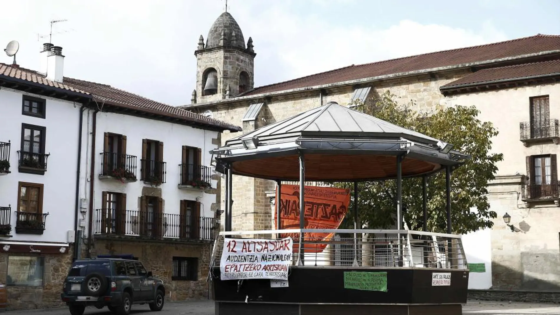 Pancarta en la plaza de Alsasua tras las detenciones que se han producido por la agresión a dos agentes de la Guardia Civil.