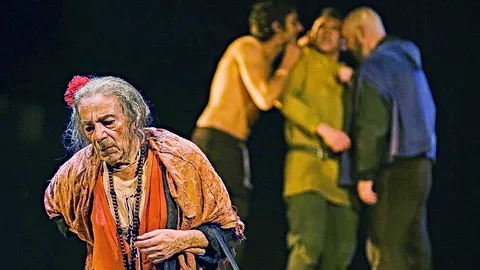 José Luis Gómez, caracterizado como la celestina, el personaje que interpreta en el TNC.