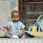 La guerra en Yemen ha hecho que 8,4 millones de personas estén en peligro de muerte por falta de alimentos y medicinas, según la ONU. Un niño fallece cada diez minutos en el país