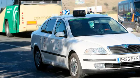 Los taxistas del Aljarafe han tenido que trabajar en Semana Santa con tarifas y calendario sin actualizar / Foto: Manuel Olmedo