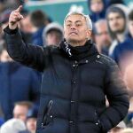 Mourinho da instrucciones en el partido contra el Everton