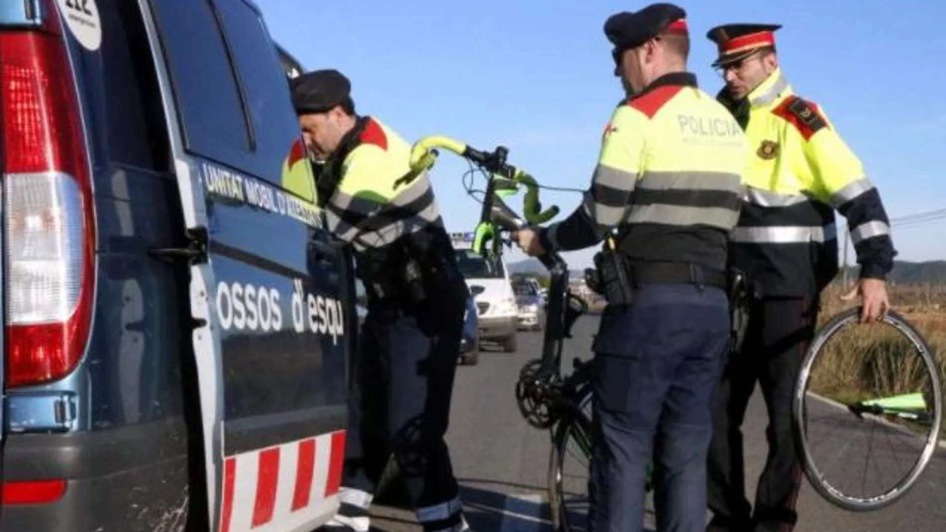 Hasta el lugar de los hechos se trasladaron tres dotaciones de los Mossos d'Esquadra.