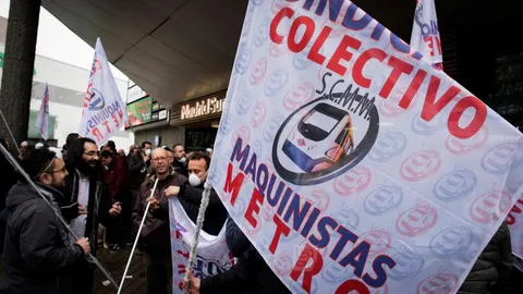 A las 9.00 horas de hoy comenzó en Metro de Madrid la primera de las tres jornadas de paros convocados por el Sindicato del Colectivo de Maquinistas para denunciar "la mala gestión"de Metro de Madrid en el caso del amianto y exigir la dimisión de su consejero delegado, Borja Carabante