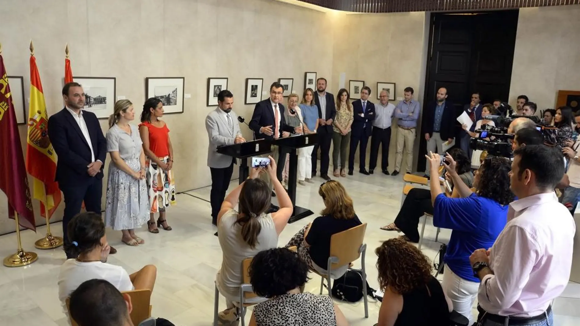 El alcalde de Murcia, José Ballesta, junto al portavoz de Cs, Mario Gómez, anunciaron ayer el acuerdo para aprobar los Presupuestos municipales de 2018