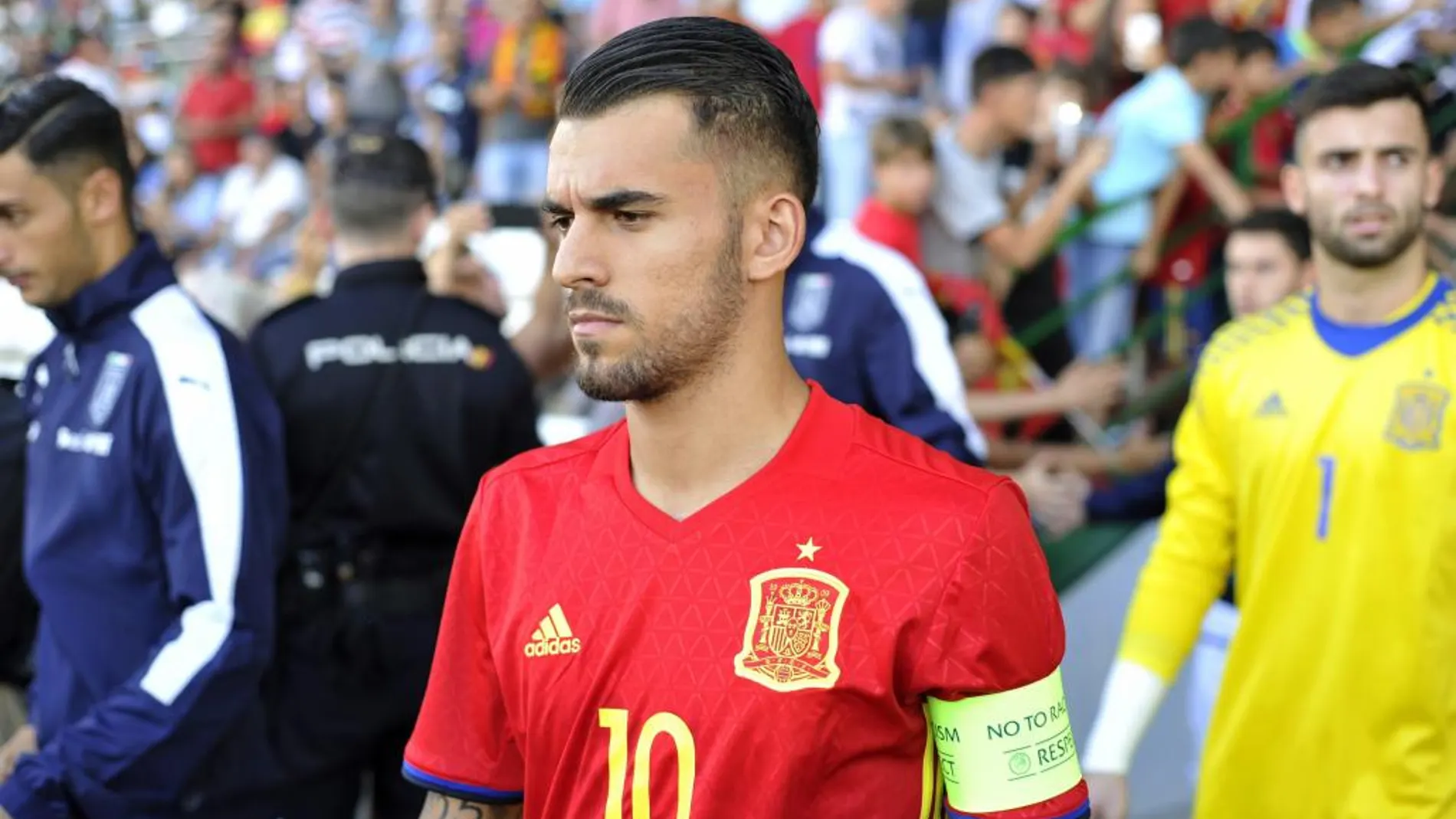 Ceballos a su salida al campo para disputar el partido amistoso contra la selección de Italia