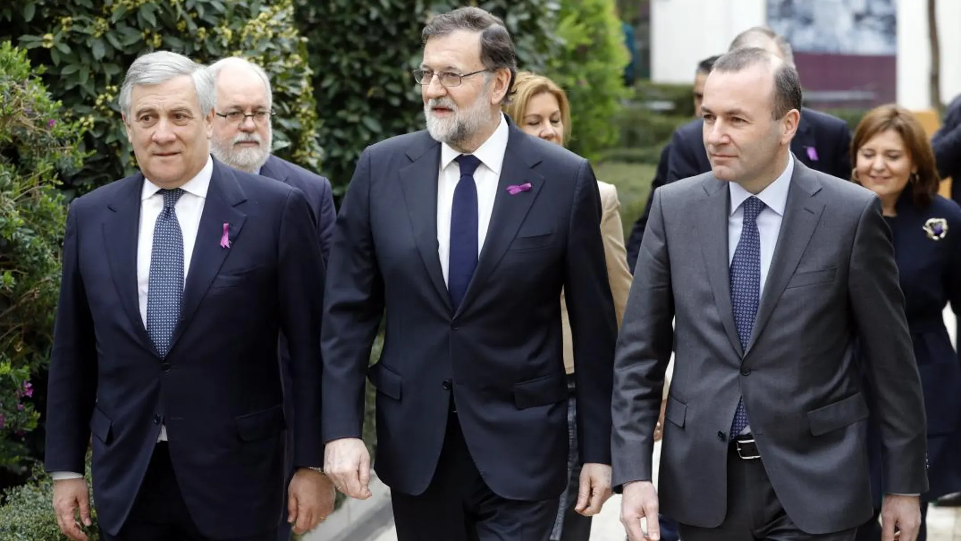 El presidente del Gobierno, Mariano Rajoy, el líder del grupo parlamentario PPE en el Parlamento Europeo, Manfred Weber (d), y el presidente del Parlamento Europeo, Antonio Tajani (i).