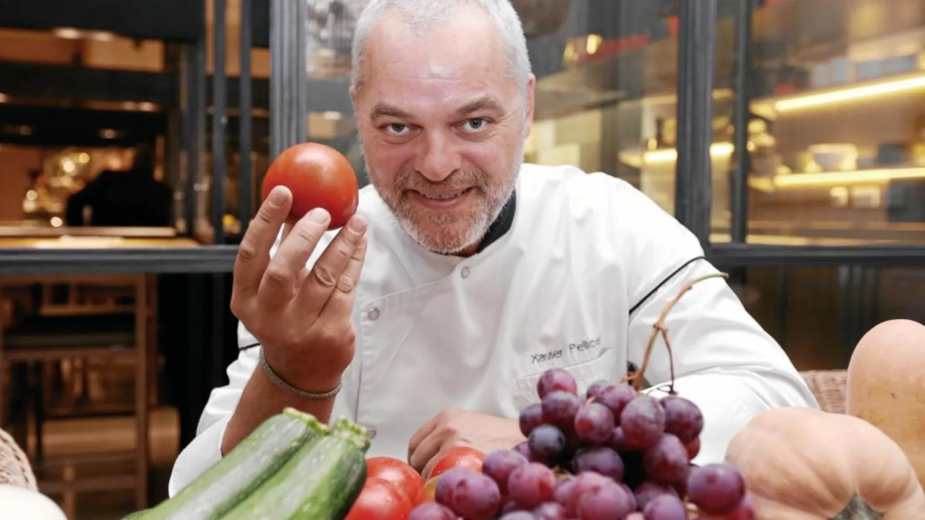 Xavier Pellicer muestra los productos de agricultura biodinámica con los que cocina en Céleri