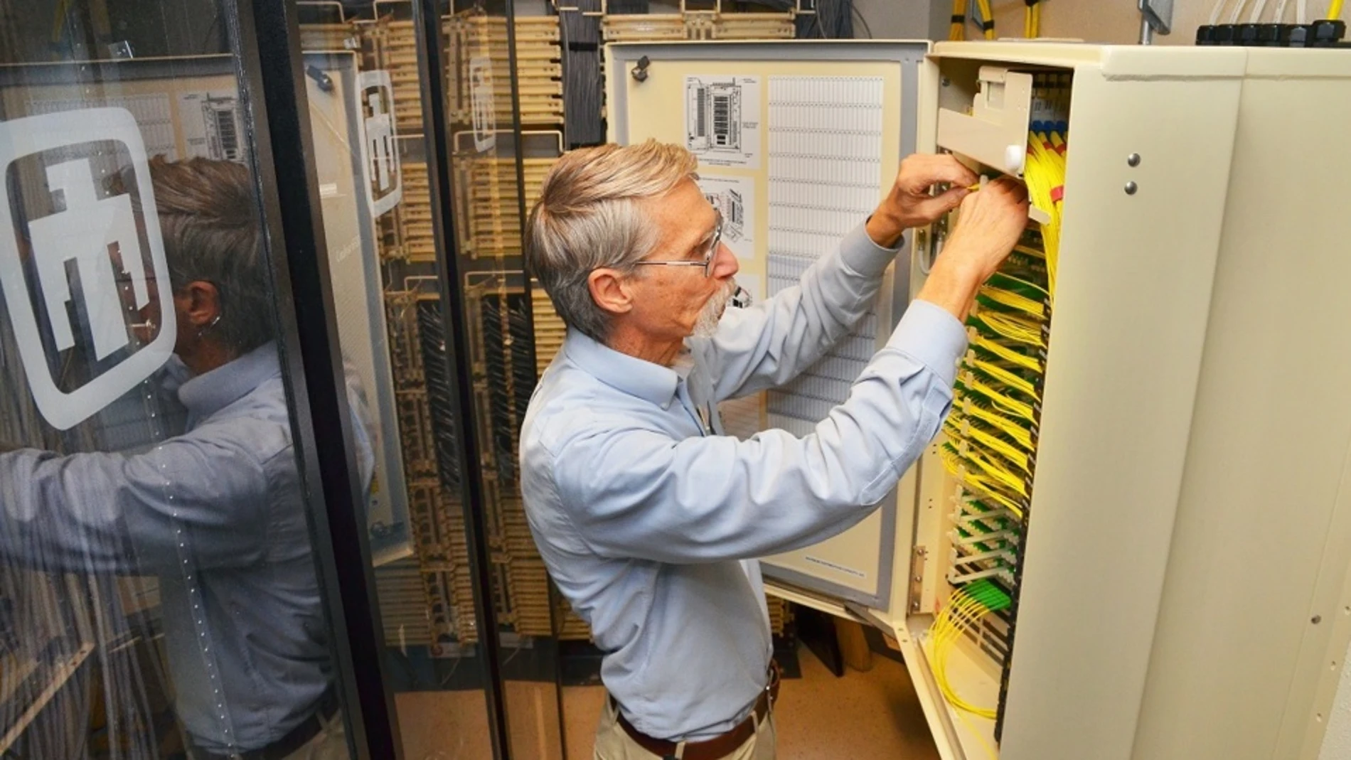 Steve Gossage, ingeniero en jefe en Sandia National Laboratories, mira la fibra óptica. Imagen: Randy Montoya.