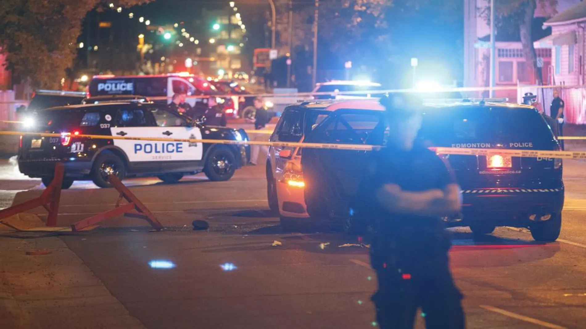 Policía en el lugar donde un agente fue embestido por un coche a gran velocidad en Edmonton