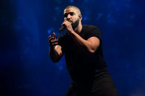 Drake sorprende a un fan al que le había dejado su novia regalándole 50.000 euros