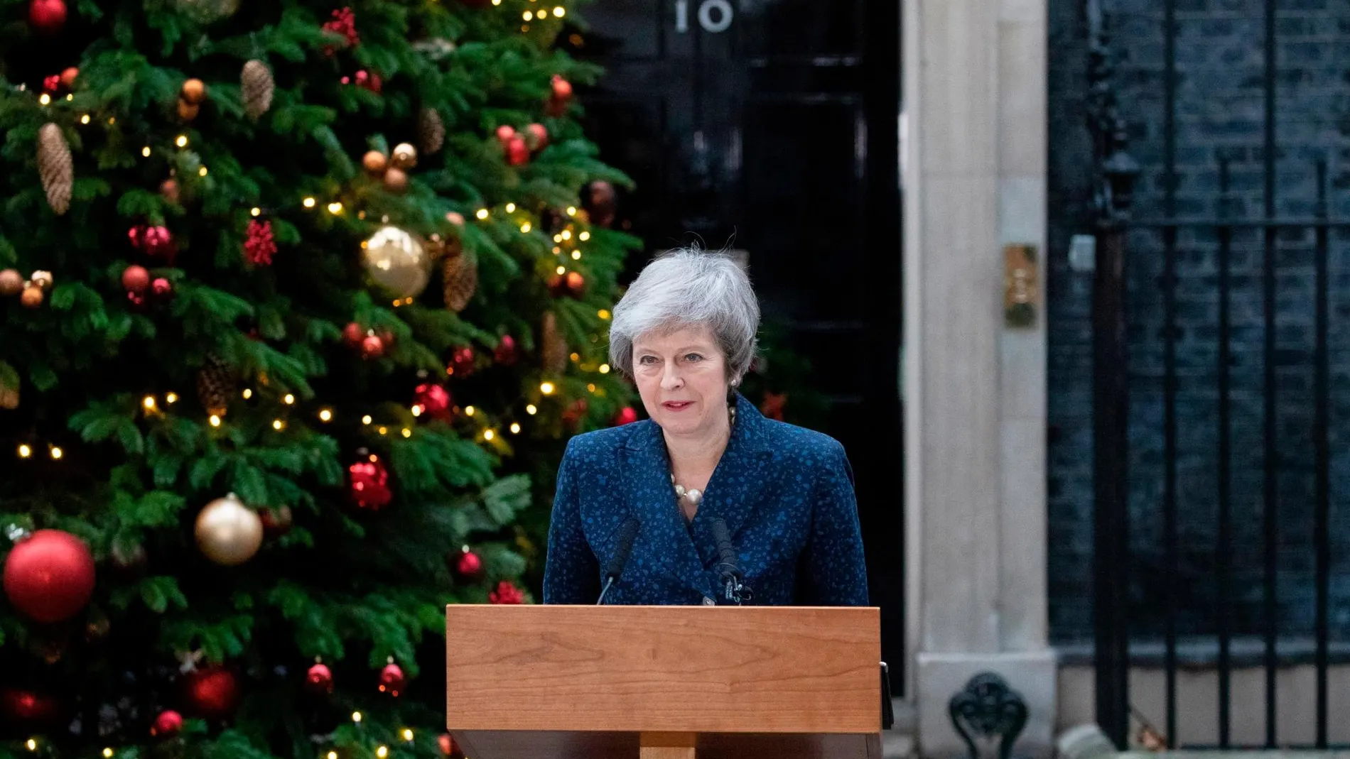 La primera ministra británica, Theresa May, ofrece una declaración ante el número 10 de Downing Street, en Londres, Reino Unido, hoy