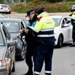 Miembros de los Mossos d'Esquadra y de la policia local de Cassà de la Selva (Girona) realizan un control de alcohol en la carretera C-65 que forma parte de campaña de controles de alcohol y drogas / EFE