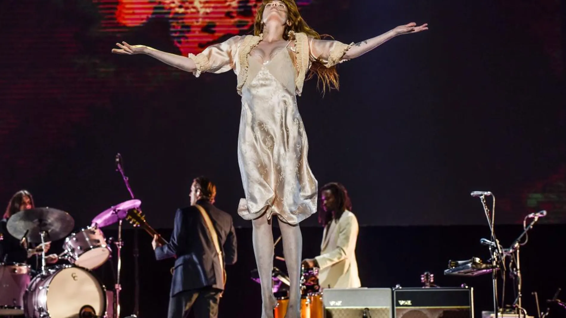 La banda británica de indie rock Florence and the Machine, durante su actuación en el Festival Bilbao BBK Live. EFE/MIGUEL TOÑA
