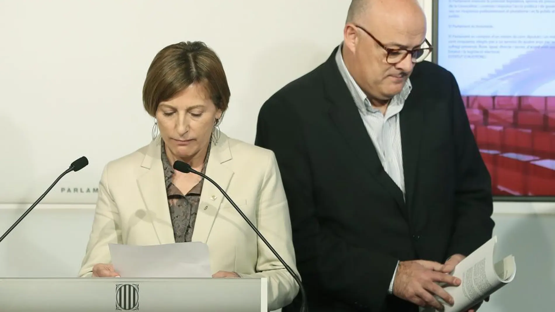 La presidenta del Parlament, Carme Forcadell, junto al vicepresidente primero, Lluís Corominas