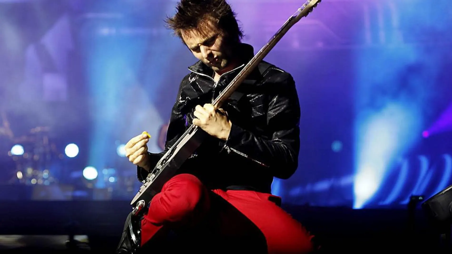 El británico Matt Bellamy, cantante, compositor, pianista y guitarrista de la banda de rock "Muse", durante el concierto que ofrecen, esta noche, en el estadio Olímpico de Barcelona, único concierto en España en el que presentan su último disco "The 2nd Law".