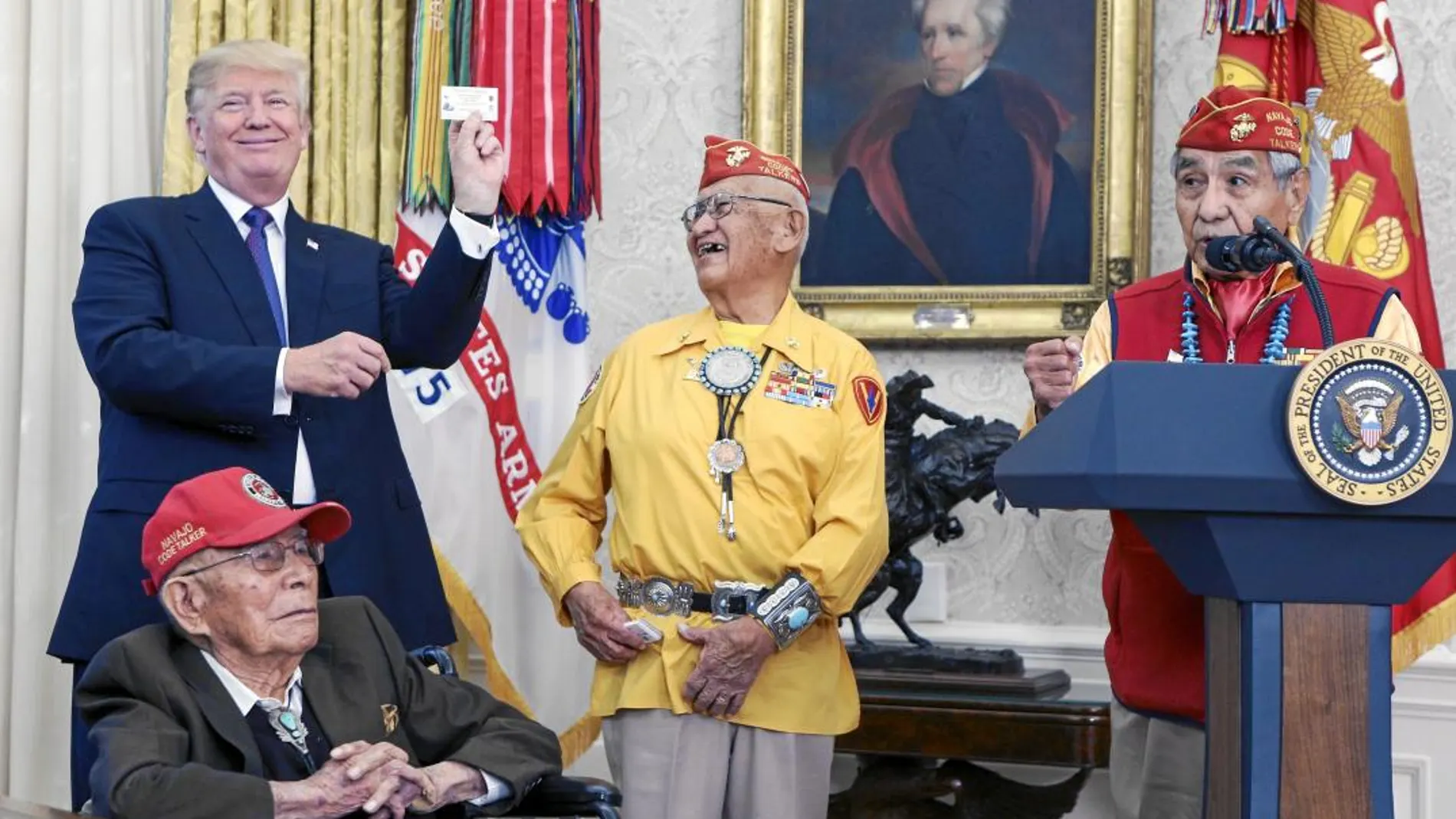 El presidente Donald Trump recibió el lunes en la Casa Blanca a un grupo de nativos americanos