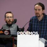 El líder de Podemos, Pablo Iglesias, y el secretario de Organización, Pablo Echenique, tras el Consejo de Coordinación del partido