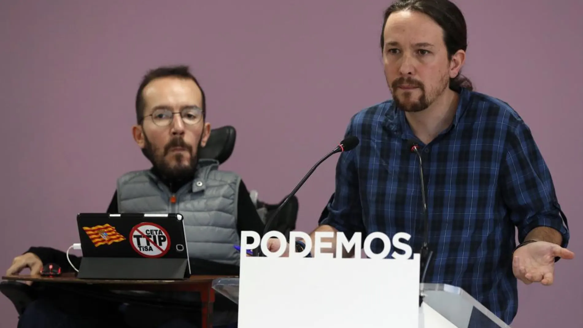 El líder de Podemos, Pablo Iglesias, y el secretario de Organización, Pablo Echenique, tras el Consejo de Coordinación del partido