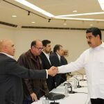 Nicolas Maduro saluda al secretario de la coalición opositora Mesa de la Unidad Democrática (MUD), Jesús Torrealba, en la reunión entre oposición y Gobierno del domingo 30 de octubre.