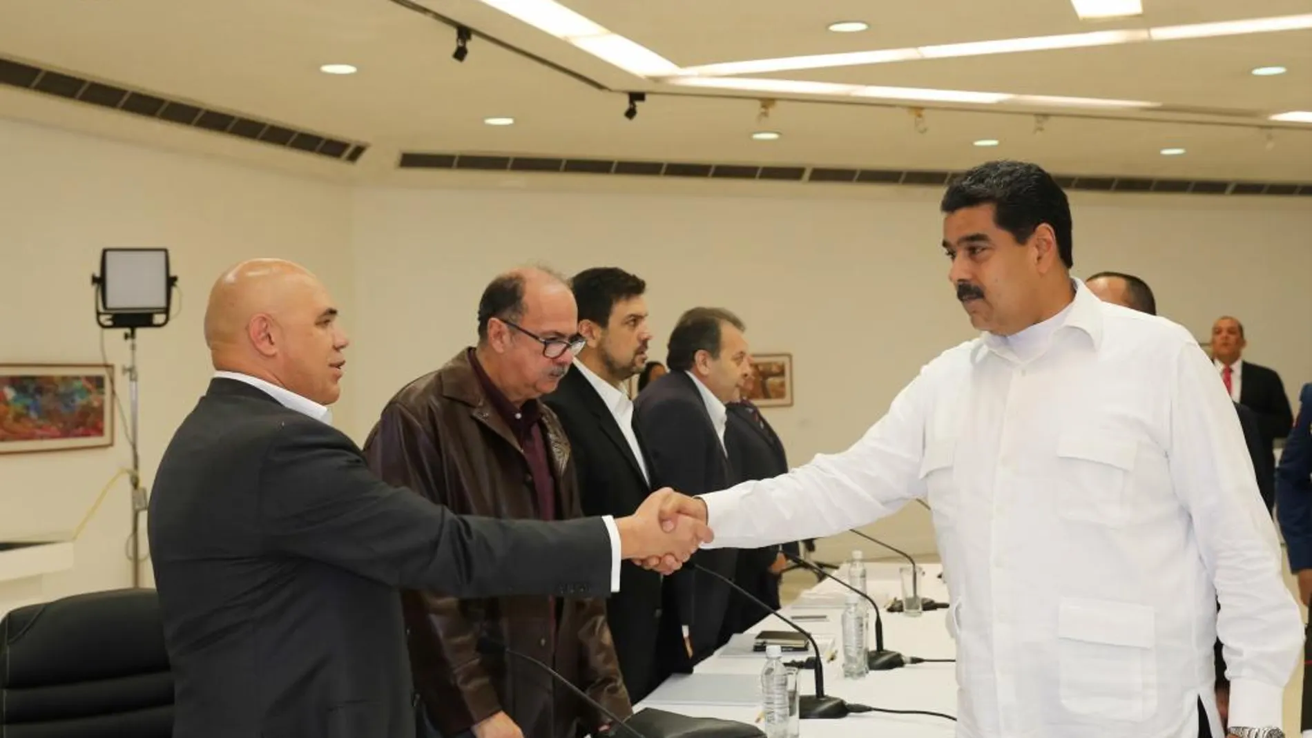Nicolas Maduro saluda al secretario de la coalición opositora Mesa de la Unidad Democrática (MUD), Jesús Torrealba, en la reunión entre oposición y Gobierno del domingo 30 de octubre.