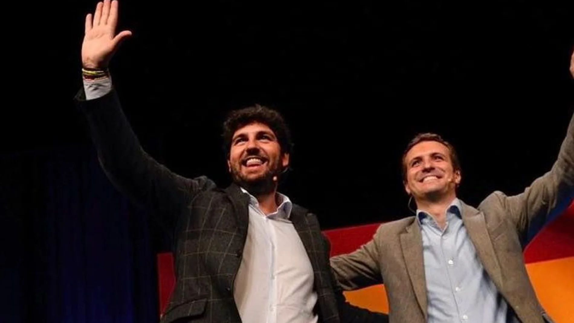 El presidente del PP murciano, Fernando López Miras, recibe el respaldo del líder del partido nacional, Pablo Casado, con quien siempre se ha mostrado leal