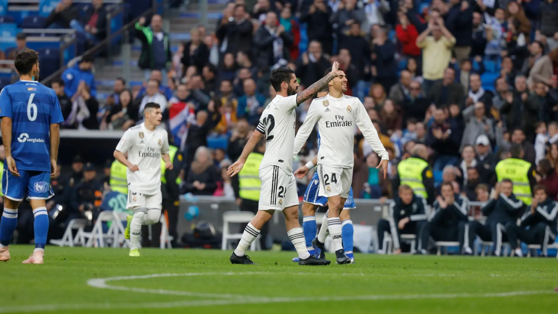 Los jugadores del Real Madrid celebran uno de los goles ante el Melilla. (Foto: Jesús G. Feria)