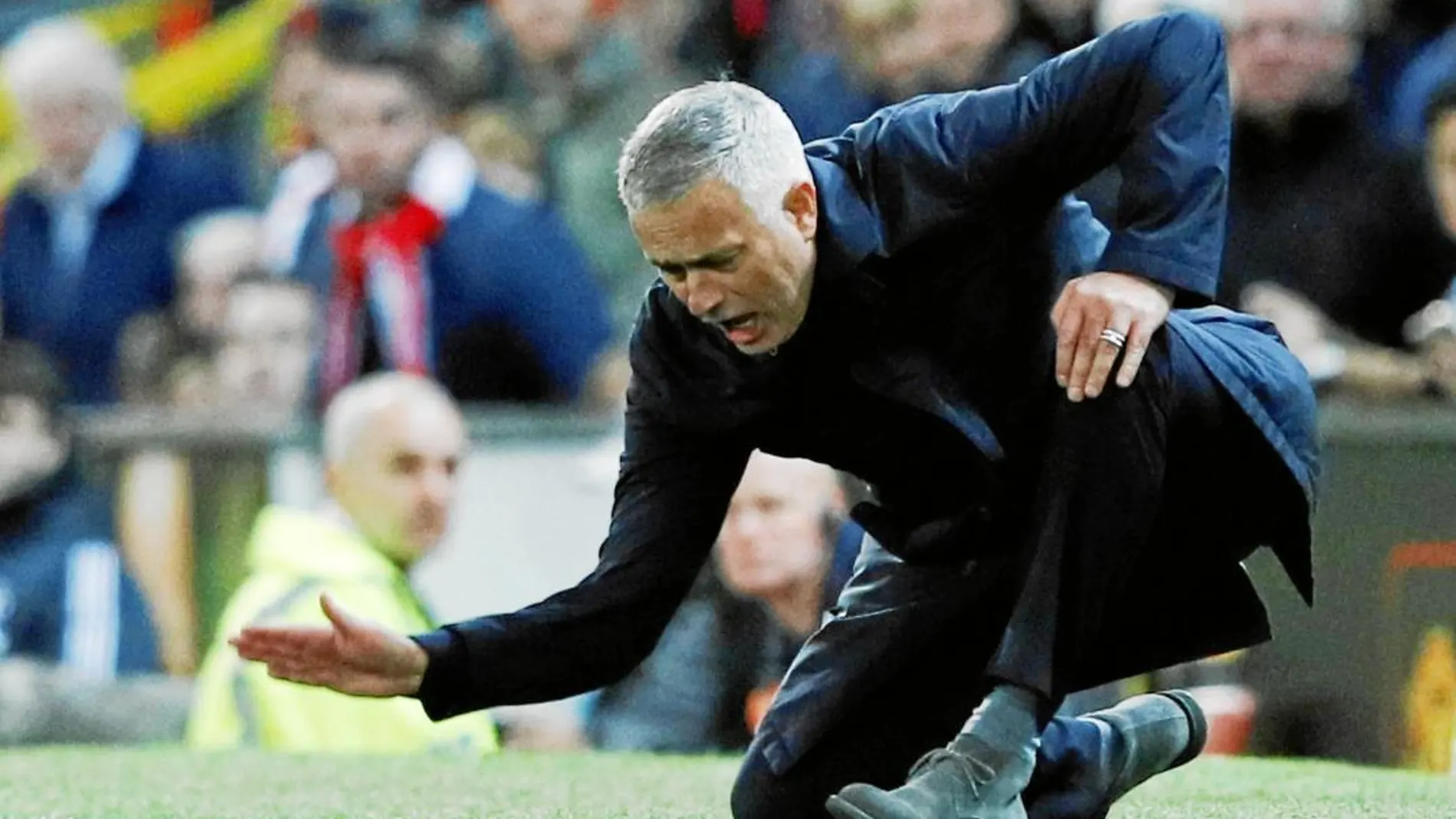 Mourinho se lamenta durante el partido que el Manchester remontó al Newcastle y que le sirvió para conservar el puesto