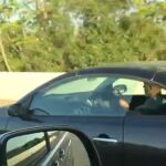 Grabado un conductor tocando la guitarra mientras conduce en Mallorca