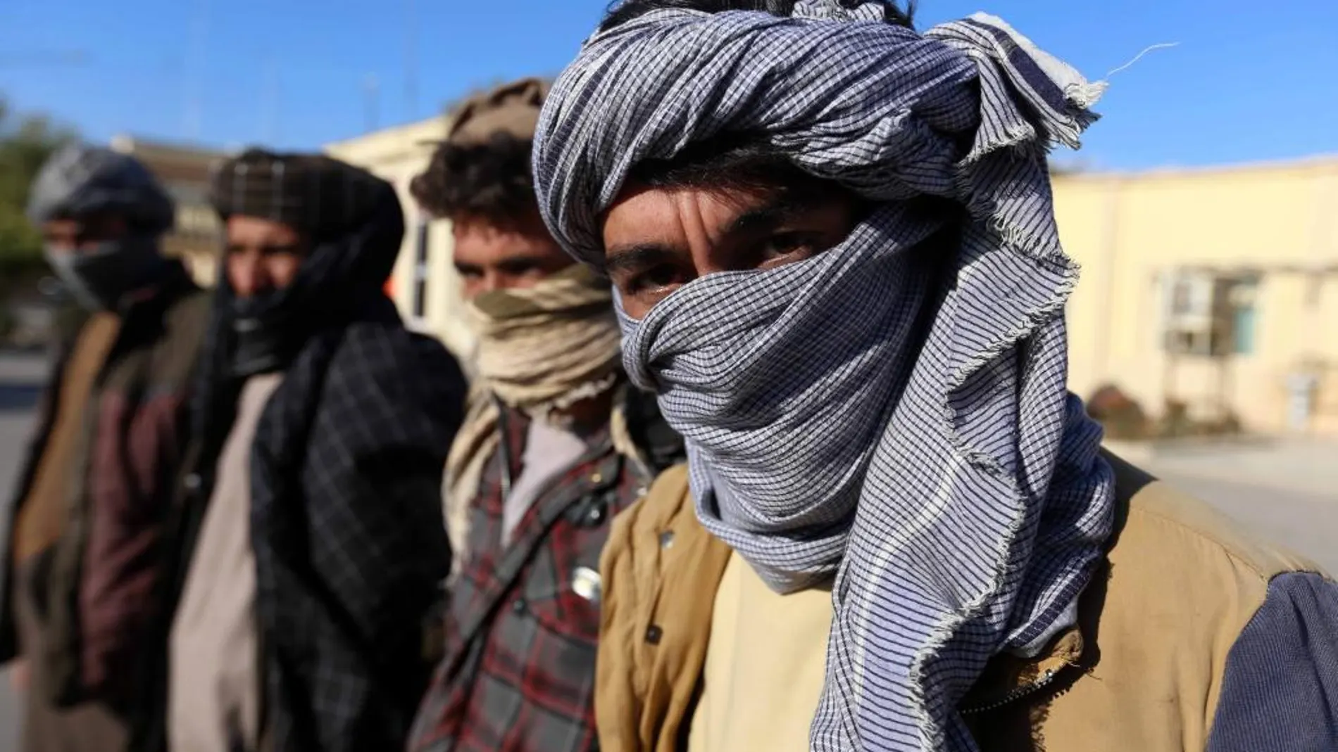Un grupo de extalibanes entrega sus armas durante una ceremonia de reconciliación en el marco del proceso de paz abierto entre los insurgentes y el Gobierno afgano
