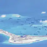 Imagen realizada desde un avión estadounidense que muestra al Ejército chino desplegado, así como las construcciones en las Islas Spratly