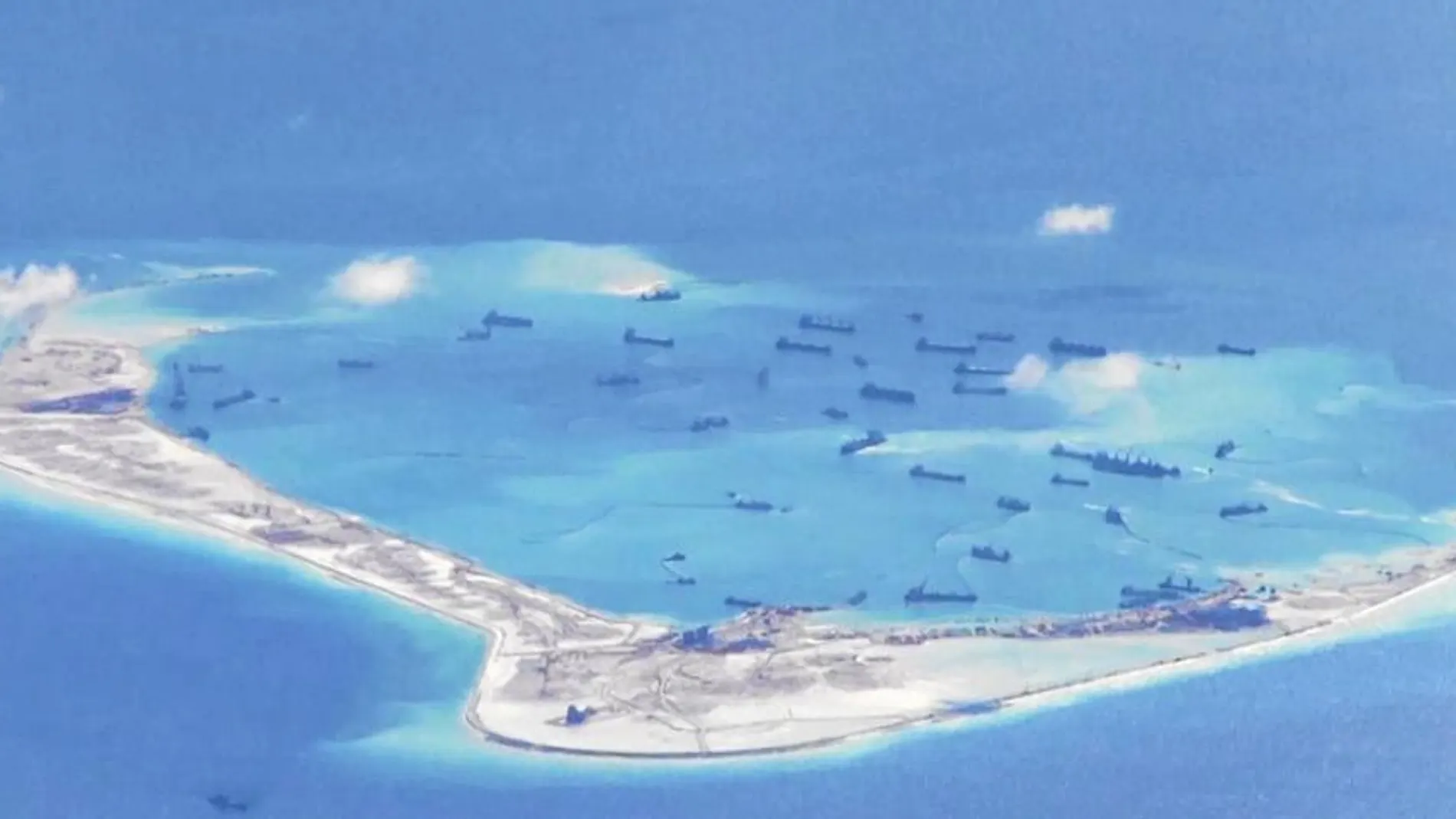 Imagen realizada desde un avión estadounidense que muestra al Ejército chino desplegado, así como las construcciones en las Islas Spratly