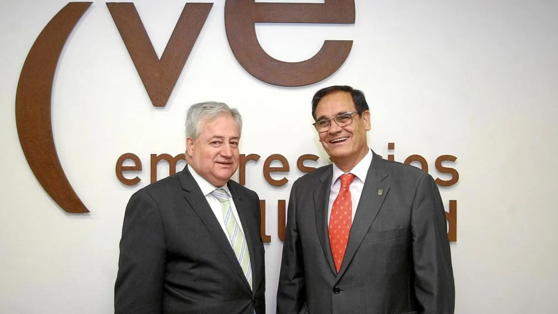 El responsable de los empresarios de Valladolid, Manuel Soler, junto al presidente de la UEMC, Eliécer Villar